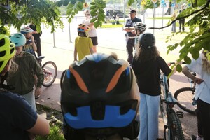 Na zdjęciu widać policjanta oraz uczniów, podczas egzaminu na kartę rowerową.