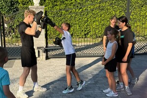 Na zdjęciu widać policjantów oraz dzieci podczas spotkania profilaktycznego.