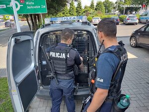 Na zdjęciu widać policjantów przed radiowozem.