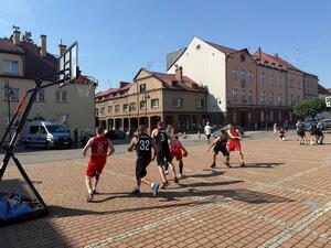 Na zdjęciu widać przebieg rywalizacji w ramach turnieju Streetballa w Żorach.