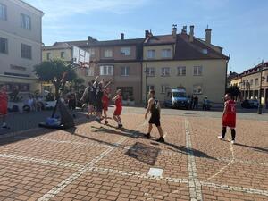 Na zdjęciu widać przebieg rywalizacji w ramach turnieju Streetballa w Żorach.
