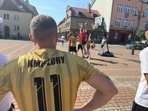 Na zdjęciu widać przebieg rywalizacji w ramach turnieju Streetballa w Żorach.