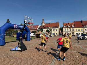 Na zdjęciu widać przebieg rywalizacji w ramach turnieju Streetballa w Żorach.
