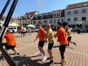 Na zdjęciu widać przebieg rywalizacji w ramach turnieju Streetballa w Żorach.