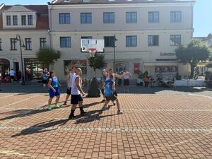 Na zdjęciu widać przebieg rywalizacji w ramach turnieju Streetballa w Żorach.