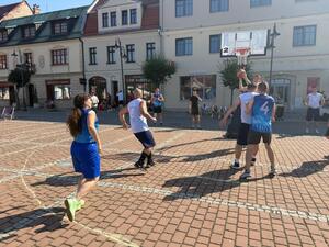 Na zdjęciu widać przebieg rywalizacji w ramach turnieju Streetballa w Żorach.