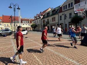 Na zdjęciu widać przebieg rywalizacji w ramach turnieju Streetballa w Żorach.