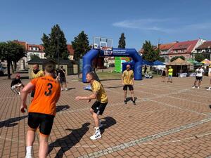 Na zdjęciu widać przebieg rywalizacji w ramach turnieju Streetballa w Żorach.