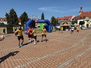 Na zdjęciu widać przebieg rywalizacji w ramach turnieju Streetballa w Żorach.