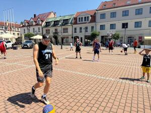 Na zdjęciu widać przebieg rywalizacji w ramach turnieju Streetballa w Żorach.