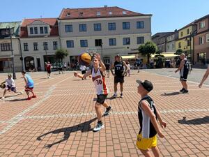 Na zdjęciu widać przebieg rywalizacji w ramach turnieju Streetballa w Żorach.
