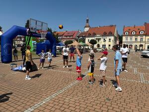 Na zdjęciu widać przebieg rywalizacji w ramach turnieju Streetballa w Żorach.