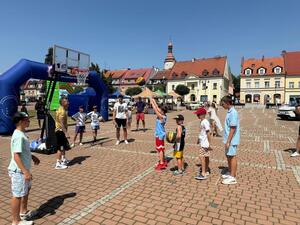 Na zdjęciu widać przebieg rywalizacji w ramach turnieju Streetballa w Żorach.