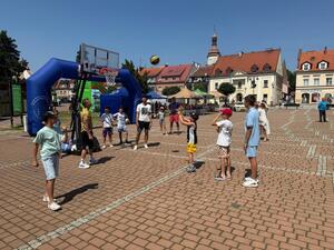Na zdjęciu widać przebieg rywalizacji w ramach turnieju Streetballa w Żorach.