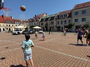 Na zdjęciu widać przebieg rywalizacji w ramach turnieju Streetballa w Żorach.