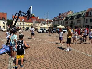 Na zdjęciu widać przebieg rywalizacji w ramach turnieju Streetballa w Żorach.