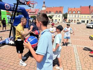 Na zdjęciu widać przebieg rywalizacji w ramach turnieju Streetballa w Żorach.