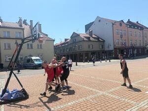 Na zdjęciu widać przebieg rywalizacji w ramach turnieju Streetballa w Żorach.