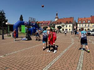 Na zdjęciu widać przebieg rywalizacji w ramach turnieju Streetballa w Żorach.