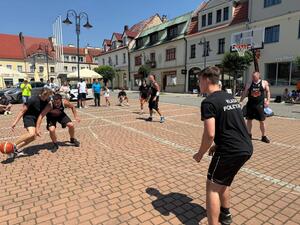 Na zdjęciu widać przebieg rywalizacji w ramach turnieju Streetballa w Żorach.