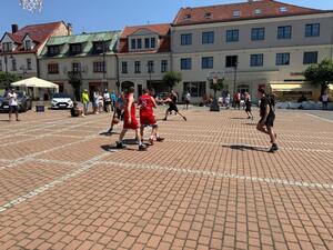Na zdjęciu widać przebieg rywalizacji w ramach turnieju Streetballa w Żorach.