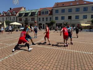 Na zdjęciu widać przebieg rywalizacji w ramach turnieju Streetballa w Żorach.