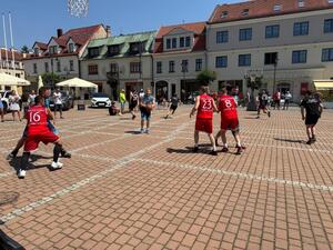 Na zdjęciu widać przebieg rywalizacji w ramach turnieju Streetballa w Żorach.