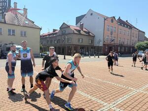 Na zdjęciu widać przebieg rywalizacji w ramach turnieju Streetballa w Żorach.
