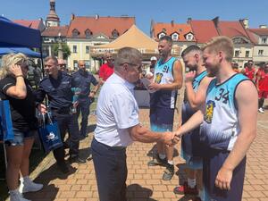 Na zdjęciu widać przebieg rywalizacji w ramach turnieju Streetballa w Żorach.