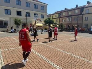 Na zdjęciu widać przebieg rywalizacji w ramach turnieju Streetballa w Żorach.