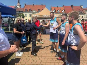Na zdjęciu widać przebieg rywalizacji w ramach turnieju Streetballa w Żorach.