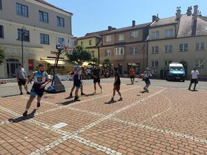 Na zdjęciu widać przebieg rywalizacji w ramach turnieju Streetballa w Żorach.