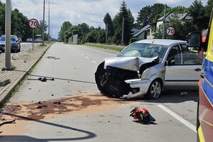 Na zdjęciu widać miejsce wypadku drogowego.