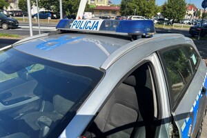 Na zdjęciu widać fragment policyjnego radiowozu.
