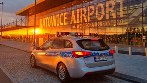 Na zdjęciu widać radiowóz przed lotniskiem w Pyrzowicach.