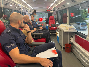 Na zdjęciu widać policjantów i inne osoby podczas akcji oddawania krwi.