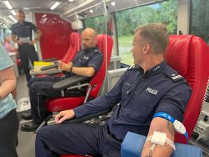 Na zdjęciu widać policjantów i inne osoby podczas akcji oddawania krwi.