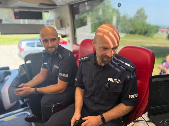 Na zdjęciu widać policjantów i inne osoby podczas akcji oddawania krwi.