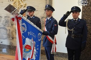 Na zdjęciu widać policjantów w poczcie sztandarowym.