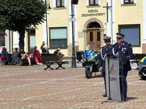 Na zdjęciu widać uroczyste obchody Święta Policji 2026 żorskiej Policji na Rynku w Żorach.