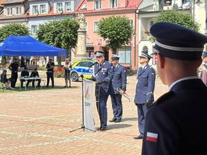 Na zdjęciu widać uroczyste obchody Święta Policji 2026 żorskiej Policji na Rynku w Żorach.