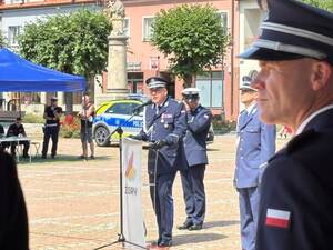 Na zdjęciu widać uroczyste obchody Święta Policji 2026 żorskiej Policji na Rynku w Żorach.