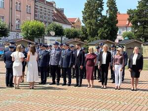 Na zdjęciu widać uroczyste obchody Święta Policji 2026 żorskiej Policji na Rynku w Żorach.