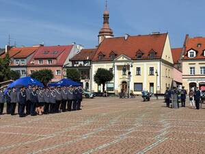 Na zdjęciu widać uroczyste obchody Święta Policji 2026 żorskiej Policji na Rynku w Żorach.