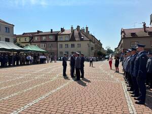 Na zdjęciu widać uroczyste obchody Święta Policji 2026 żorskiej Policji na Rynku w Żorach.