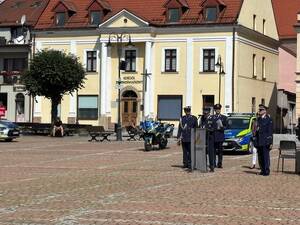 Na zdjęciu widać uroczyste obchody Święta Policji 2026 żorskiej Policji na Rynku w Żorach.