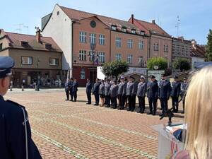 Na zdjęciu widać uroczyste obchody Święta Policji 2026 żorskiej Policji na Rynku w Żorach.