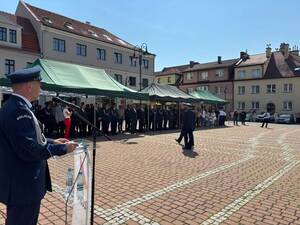 Na zdjęciu widać uroczyste obchody Święta Policji 2026 żorskiej Policji na Rynku w Żorach.
