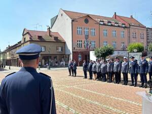 Na zdjęciu widać uroczyste obchody Święta Policji 2026 żorskiej Policji na Rynku w Żorach.