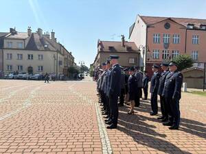 Na zdjęciu widać uroczyste obchody Święta Policji 2026 żorskiej Policji na Rynku w Żorach.